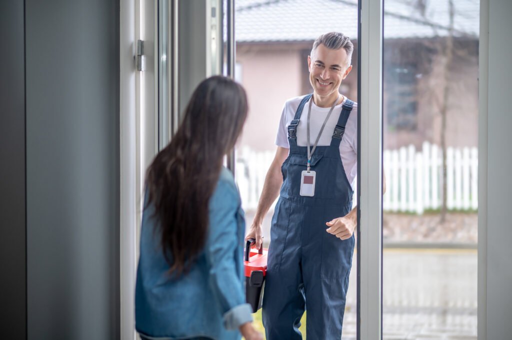 Ihr Partner für Sicherheitsdienste im HSK & Hessen – EPS Sicherheit 3 man with suitcase of tools and woman opening door 2024 10 11 18 28 55 utc